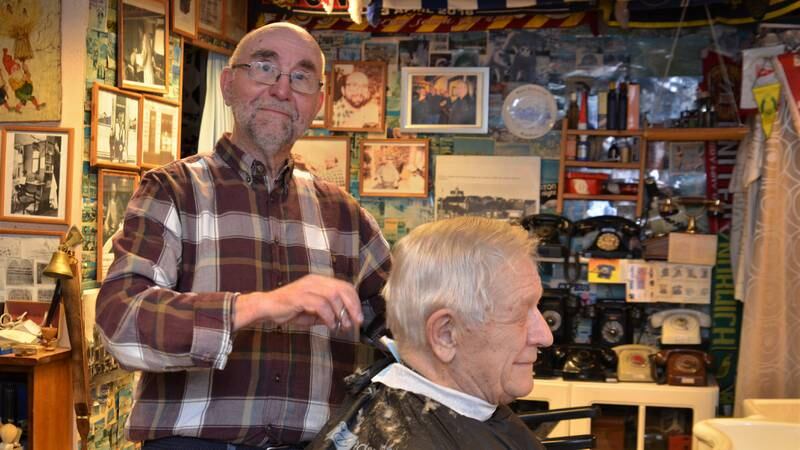 60 år som frisør og 55 år med egen salong. Arild Karlsen tar godt vare på stamkunden Odd Løkkevik. Som første kunde i 1967 har han siden vært trofast mot sin favorittfrisør.