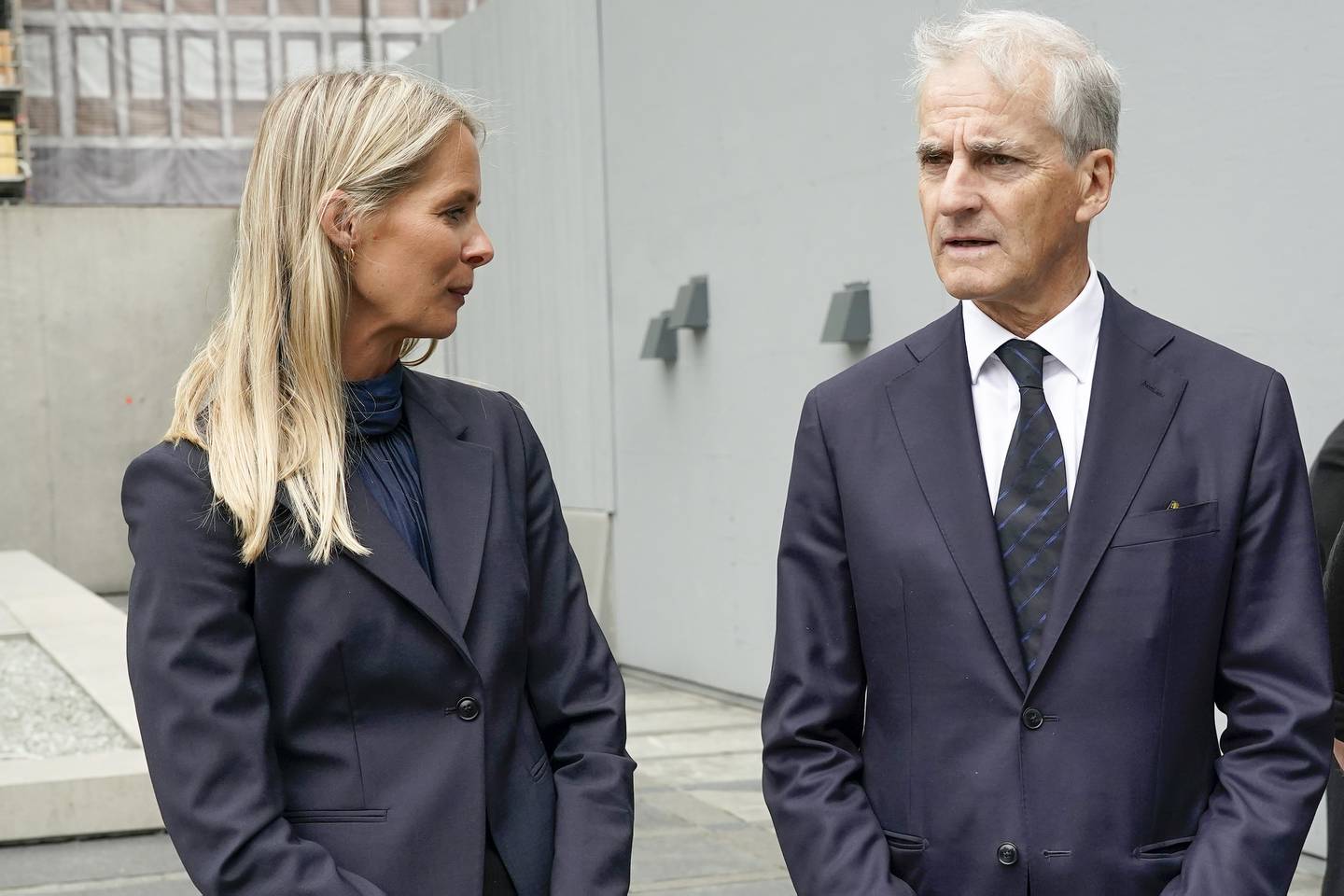 Kommisjonens leder Cathrine Thorleifsson og statsminister Jonas Gahr Støre under pressemøte om ny ekstremismekommisjon ved 22. juli-minnesmerket på Johan Nygaardsvolds plass ved Høyblokka.