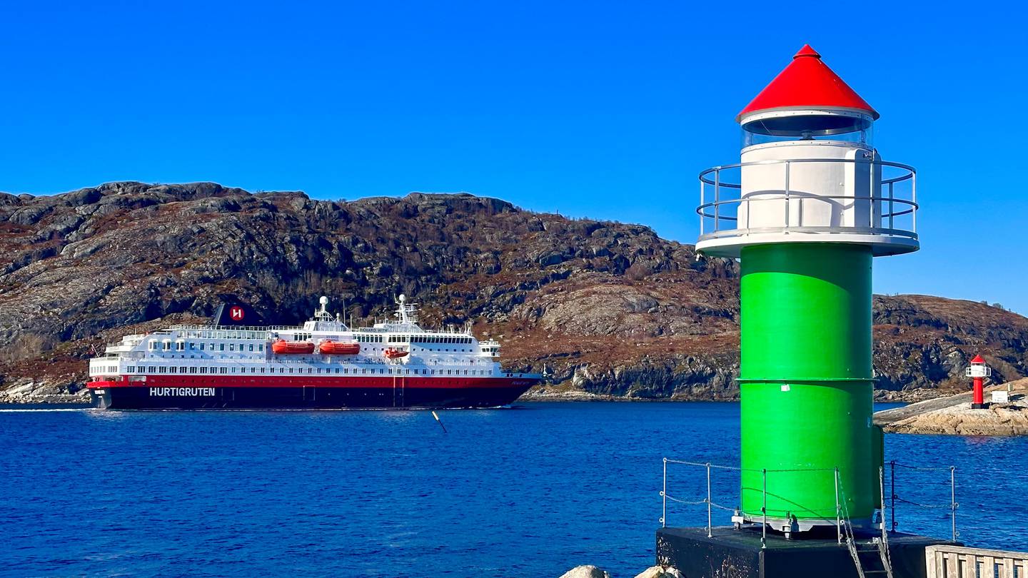Hurtigruta seiler forbi Bodø.