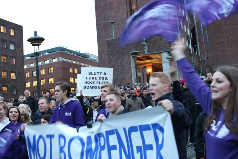 DEMO: Tusenvis av folk tok til gatene for å demonstrere mot økte bompenger i Oslo i ettermiddag. Her er en gruppe fra Fremskrittspartiets Ungdom.
