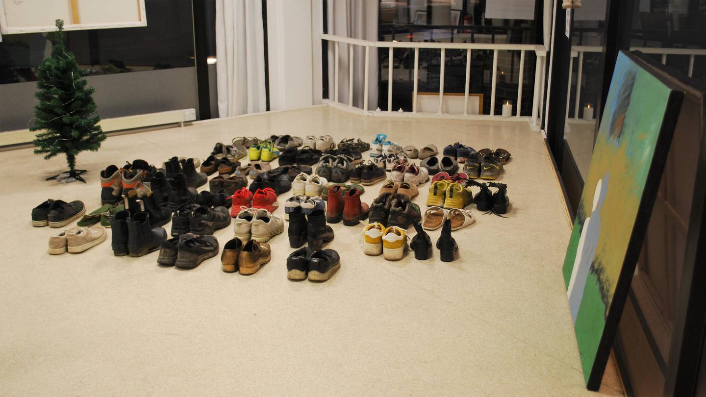 Som del av kunstauksjonen «Kunst for Moria» har Norsk Folkehjelp Fredrikstad plassert ut 50 par sko, for å markere sin støtte til «50 er ikke nok»-kampanjen – som henspiller på antallet flyktninger regjeringen har besluttet å hente til Norge fra Moria-leiren.