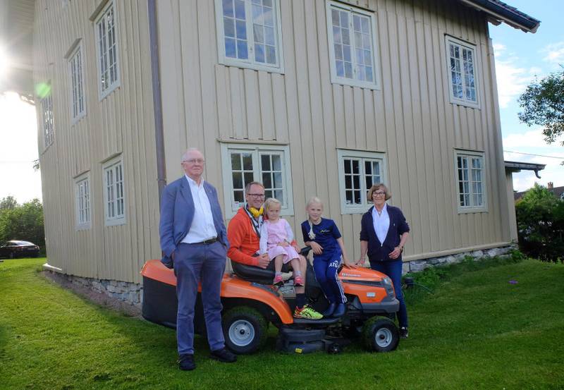 Familien: Christen Stillesen M. Gjesdahl, Morten Gjesdahl med barna Anniken og Julie og Drude Gjesdahl.
