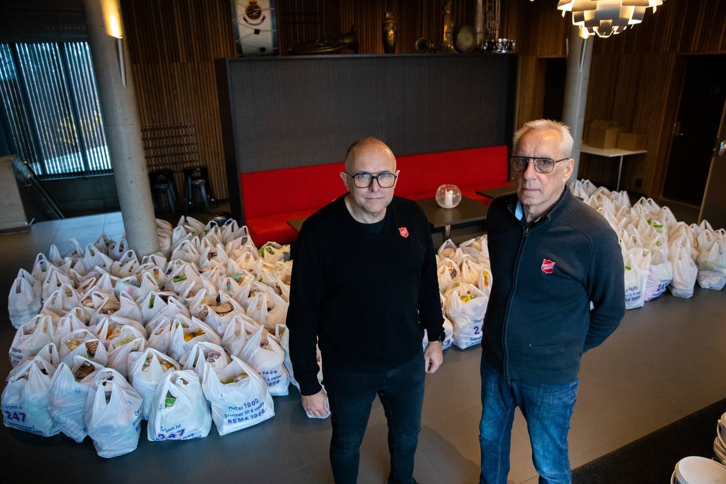 Korpsleder Bjørn Løvdahl (til venstre) og soldat og frivillig 
Sten Rune Pettersen i Frelsesarmeen delte ut over 300 poser med mat til trengende i Moss onsdag.
