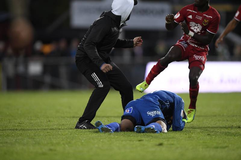 Östersunds keeper Aly Keita ble slått ned av en supporter da laget møtte Jönköping Södra mandag.