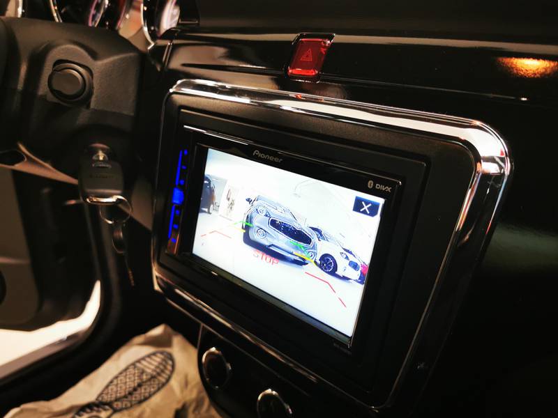 MULTIMEDIA: Mopedbilene kommer med multimediaskjerm med ryggekamera og mulighet for Apple Carplay og DAB-radio.