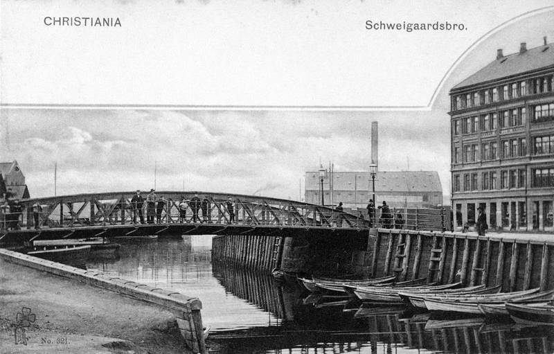 Morgenen 9. oktober 1891 ble Marte Marie funnet druknet i Akerselva under Schweigaards bru. Bildet viser Schweigaards bru med Elvegata 1 i bakgrunnen, ca. 1910.