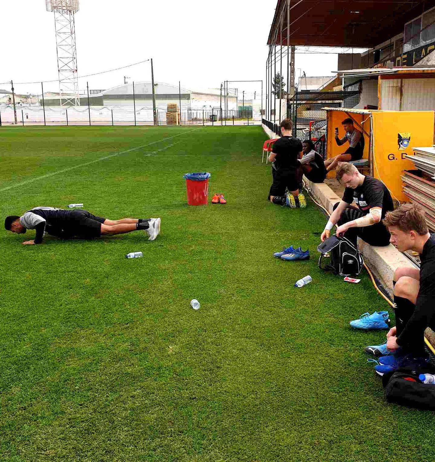 Vålerenga-spillerne på treningsfeltet torsdag. Fredag venter kamp mot Norrköping på Estádio Algarve i Atlantic Cup.
