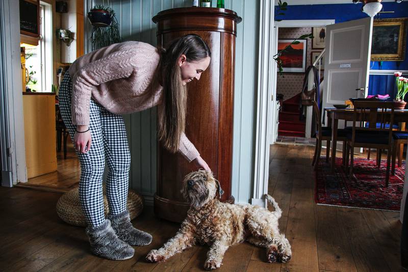 Sofie er så glad i hunden Gordon, at hun har fått et amerikansk selskap til å lage en egen bamseversjon av ham. Foto: Lasse Hansen