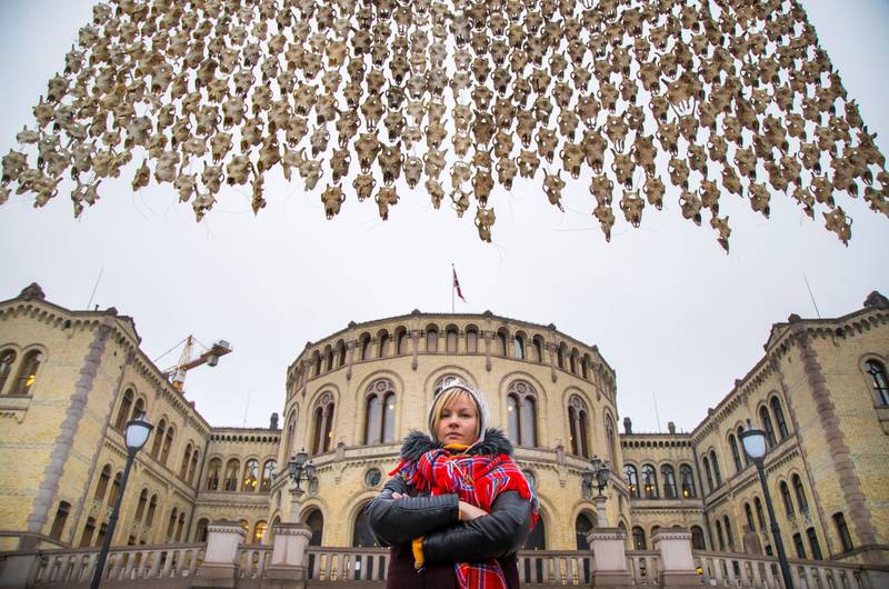 Máret Ánne Saras «Pile o’ Sápmi» er et kunstverk med universell appell. Her de 400 reinhodene foran Stortinget på Eidsvolls plass med kunstneren selv i forgrunnen. FOTO: HEIKO JUNGE/NTB SCANPIX