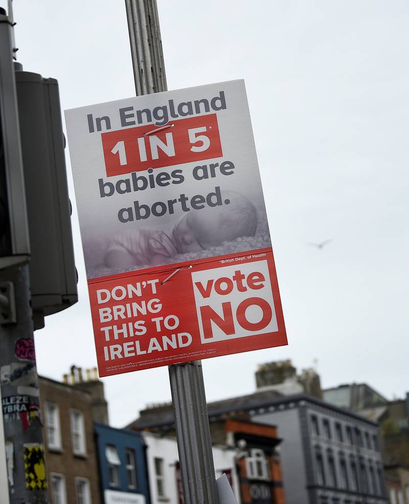 KAMPANJE: Anti-abort-siden advarer om «engelske tilstander» i Irland. Her en plakat i Dublin.  FOTO: NTB SCANPIX