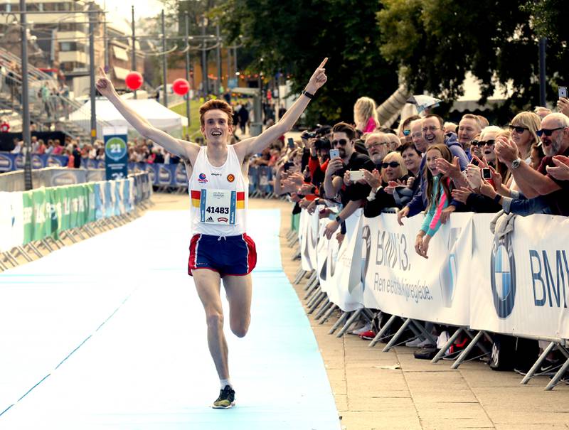 Marius Vedvik løper i mål som vinner av Oslo maraton og norgesmester.