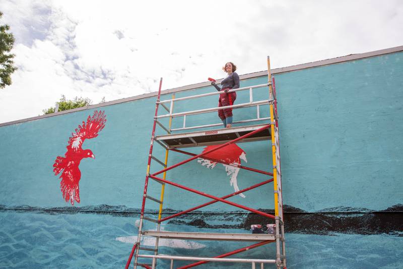 Illustratør Sandra Lockertsen fikk æren av å male den første veggen. Også mange frivillige har stått på for å prosjektet realisert.