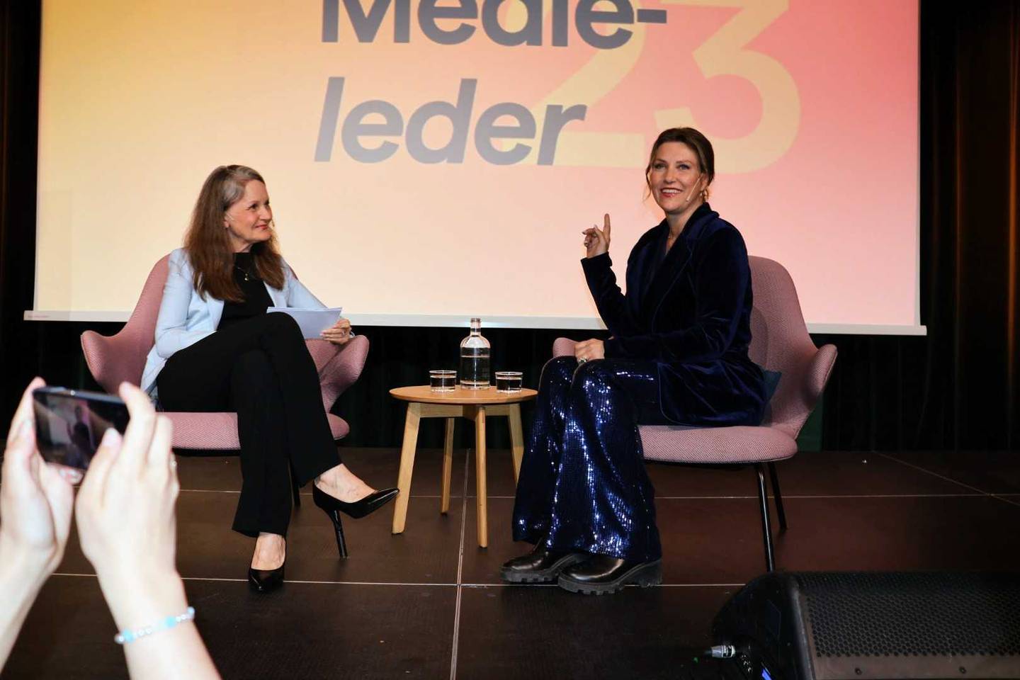 Hanne Skartveit og Prinsesse Märtha Louise på scenen under Medieleder-konferansen på Hotel Norge i Bergen.