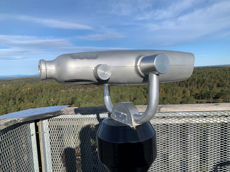 Ved hjelp av denne kikkerten kan man se både langt og godt fra Panoramatårnet på Gressvik.