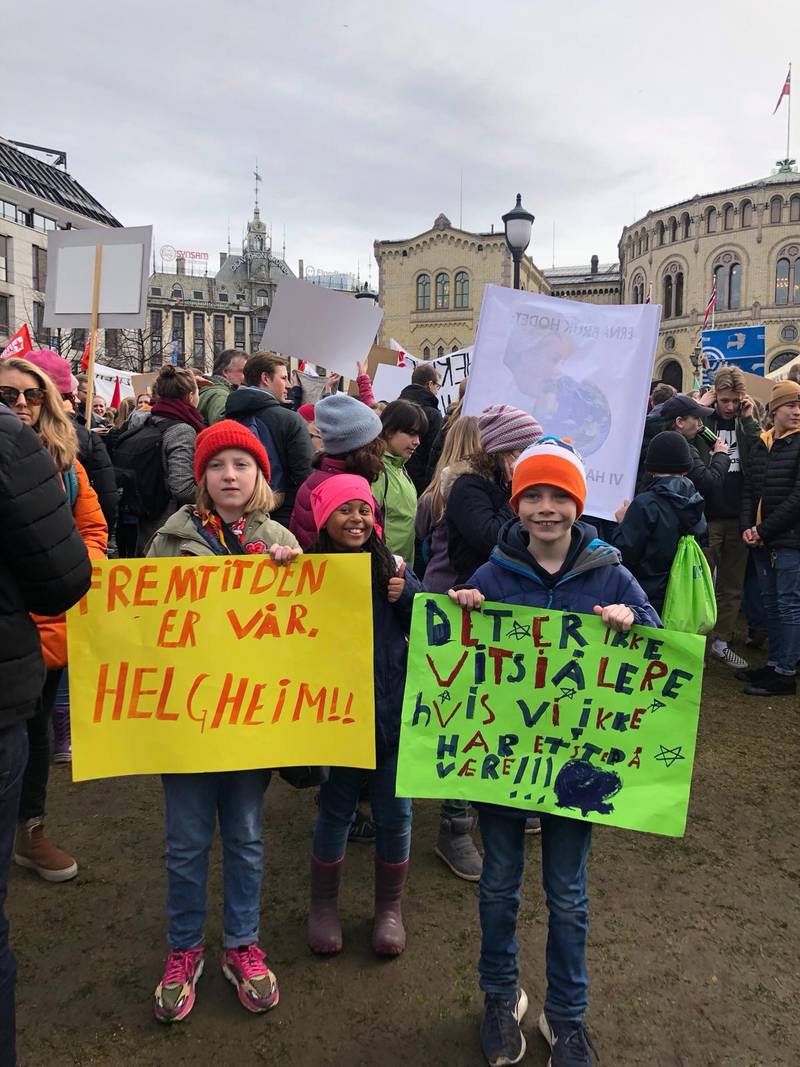 Astrid Lund Sørskaar (10) og Erik Berg Schia (9) appellerte til Jon Helgheim, som gjentatte ganger har avvist at klimaendringene er menneskeskapte. Skolestreiken har han kalt et resultat av skremselspropaganda og klimahysteri.