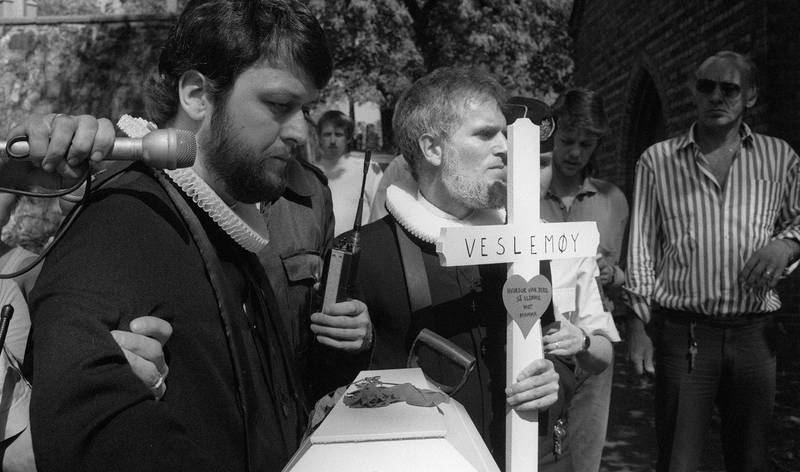 Prestene Ludvig Nessa og Børre Knudsen illuderer begravelse av et abortert foster i 1988. FOTO: HENRIK LAURVIK/ NTB SCANPIX