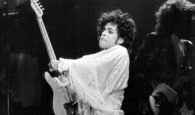 Prince på konsert i 1984, like etter det store gjennombruddet med «Purple Rain». FOTO: DAVID BREWSTER/AP/NTB SCANPIX