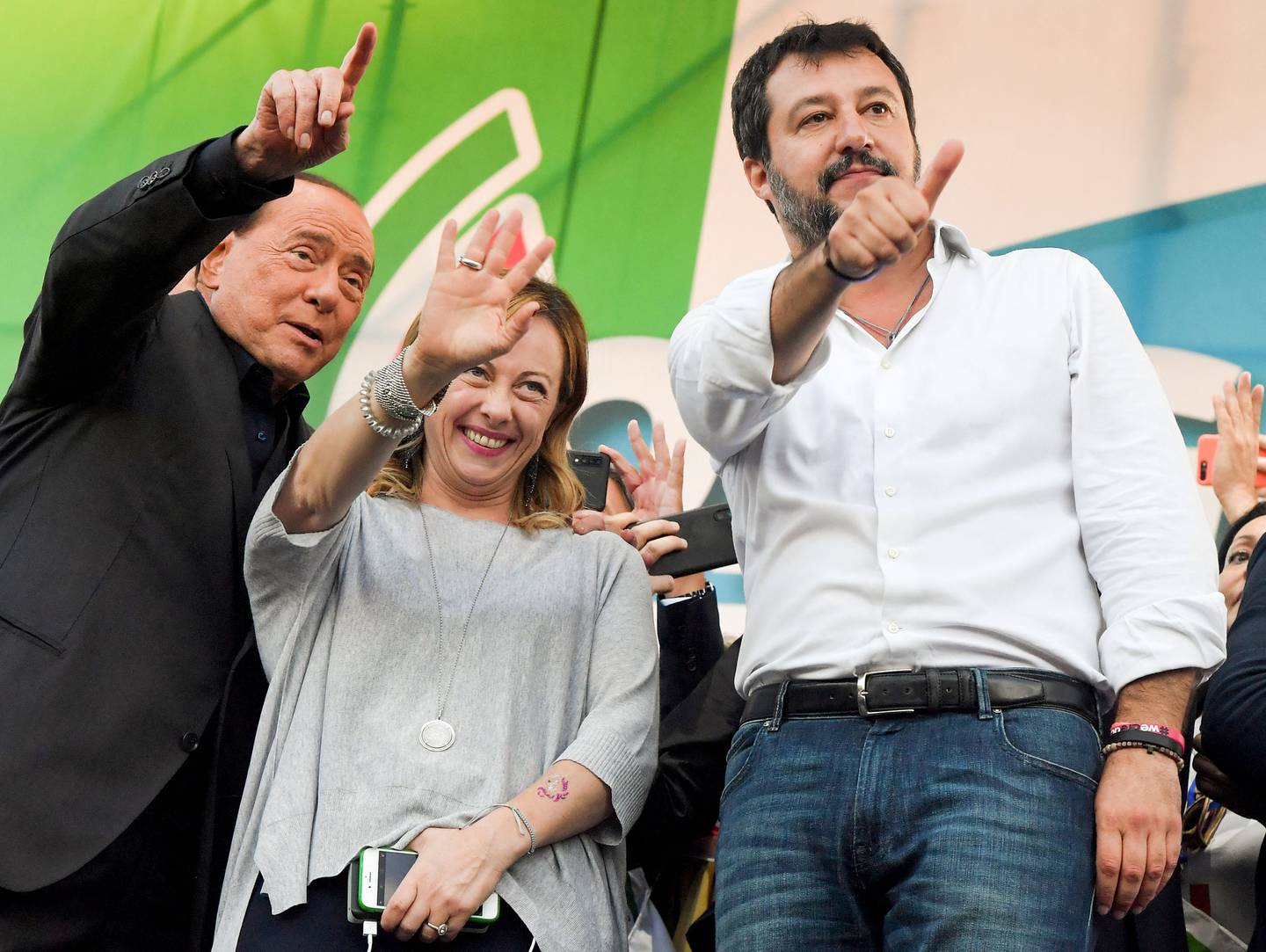 Forza Italias Silvio Berlusconi, Italias brødre Giorgia Meloni og Ligaen-leder Matteo Salvini poserer sammen i 2019.