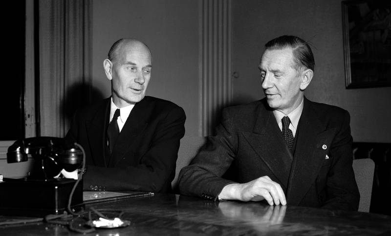 BYTTET PLASS: Oscar Torp (t.h.) jobbet tett med Einar Gerhardsen gjennom store deler av sin politiske karriere, og de to vekslet mellom vervene som statsminister og stortingspresident på 1950-tallet. Her fra da Torp overtok statsministerposten fra «landsfaderen» i november 1951.