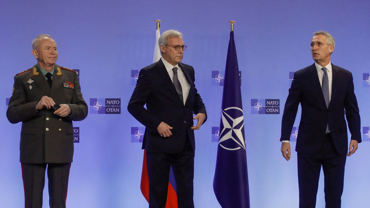 (Fra venstre): Russlands viseforsvarsminister Aleksandr Fomin, viseutenriksminister Sergej Rjabkov og Natos generalsekretær Jens Stoltenberg står ved siden av hverandre.