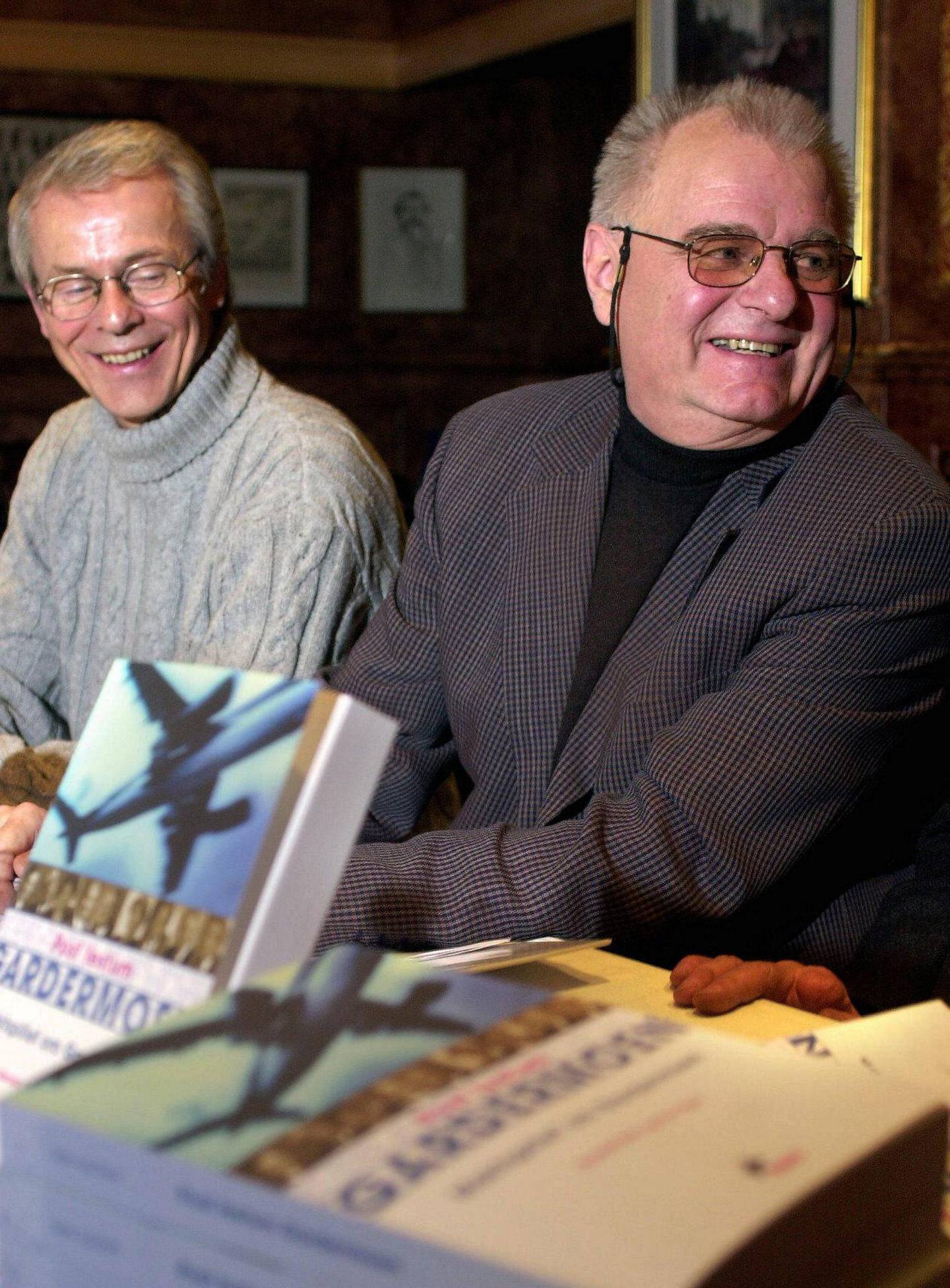 Finn Sjue og Ronald Bye presenterer boka «Post Festum Gardermoen – maktspillet om Gardermoen» i 2001. De to har nå publisert boka om «Ravnen» sammen. Bye døde i 2018.
Foto: Erlend Ass/NTB scanpix