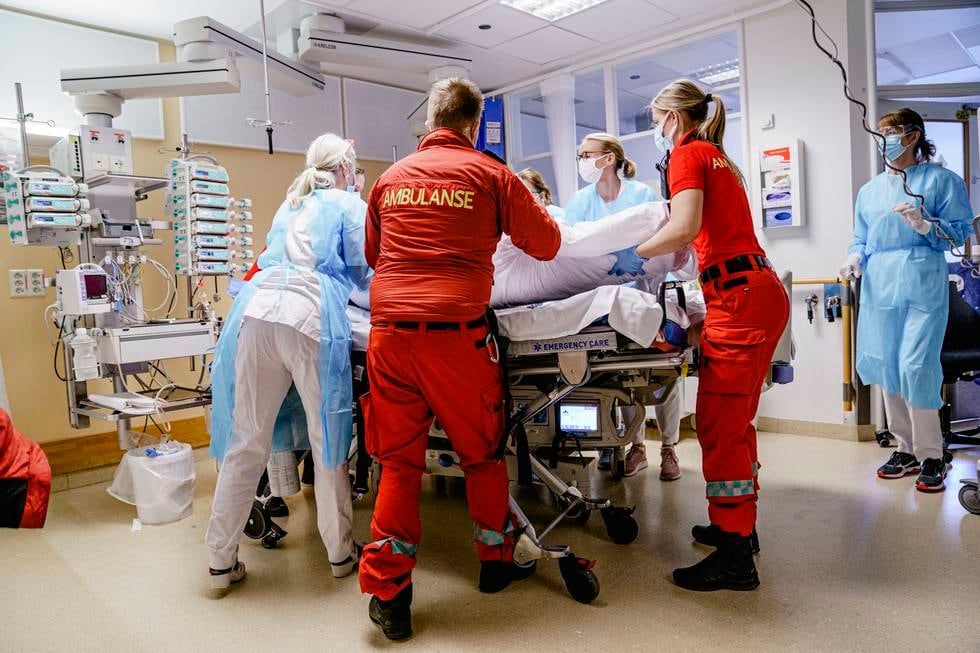 En syketransport kommer inn med en alvorlig syk koronapasient fra et annet sykehus. Pasienten har ikke tatt koronavaksinen og er sendt til Rikshospitalet i Oslo som tar seg av de aller sykeste pasientene rammet av korona. Foto: Stian Lysberg Solum / NTB