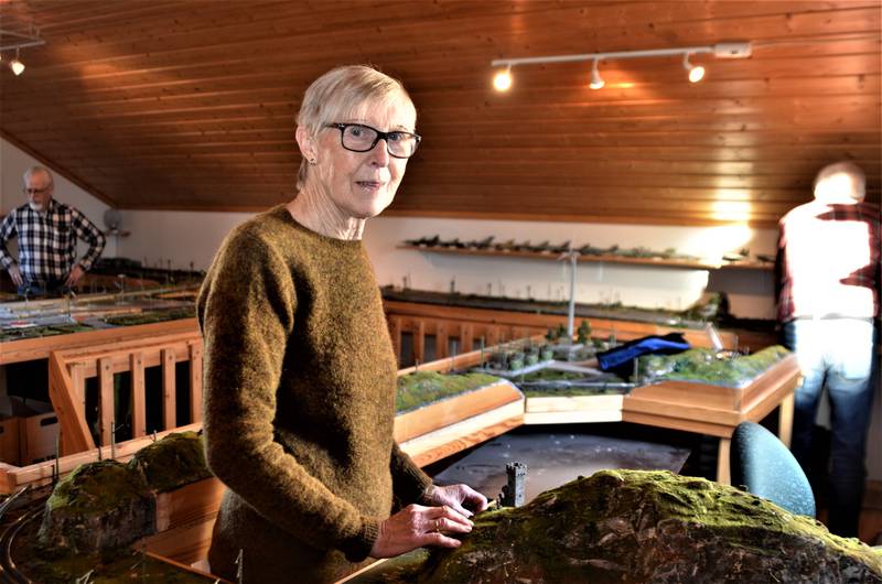 Astrid Olsen fra Rolvsøy ga sin avdøde ektemann Kjell Olsens modelljernbane til Gamlebyen modelljernbanesenter. – Dette ville han ha vært stolt av.