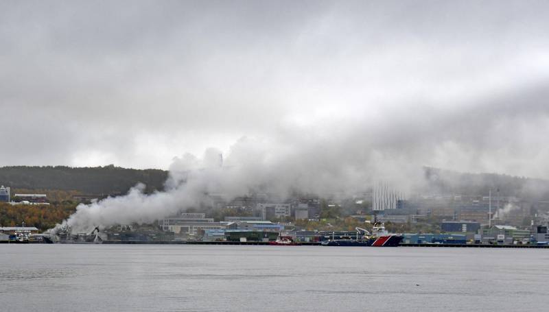 Tromsø 20190926. 
Det brenner fremdeles kraftig på den russiske tråleren ved kai i Breivika Havn i Tromsø. Universitetssykehuset i Nord-Norge ligger i røyken fra båten.
Foto: Rune Stoltz Bertinussen / NTB scanpix