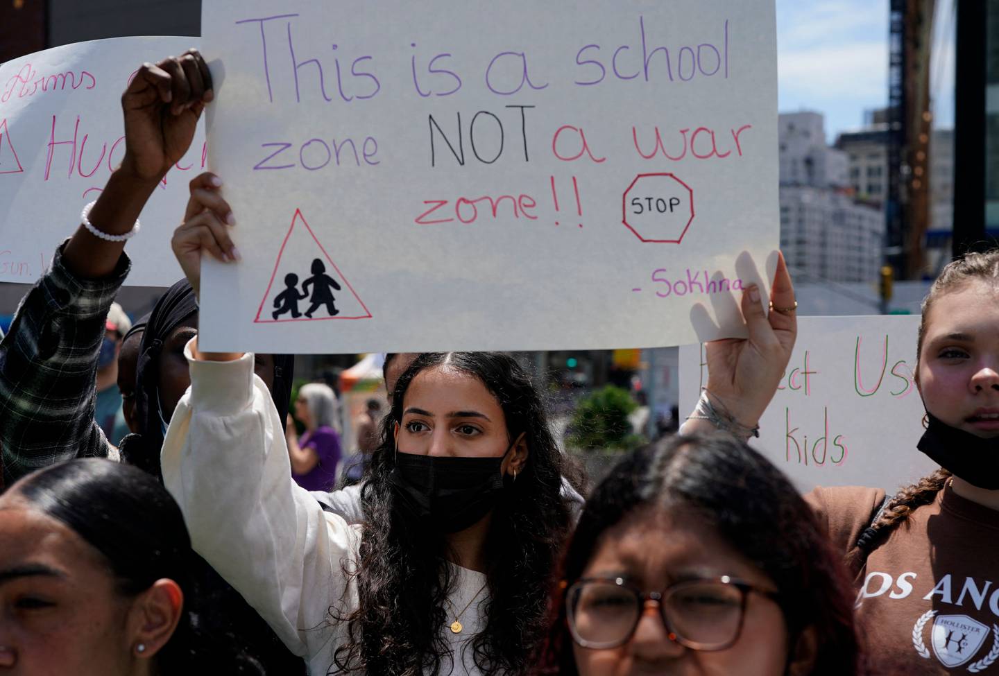 "Dette er en skolesone, ikke krigssone" står det på plakaten en av demonstrantene i New York hadde med seg under en protest tidligere i mai for bevaring av abortrettighetene.