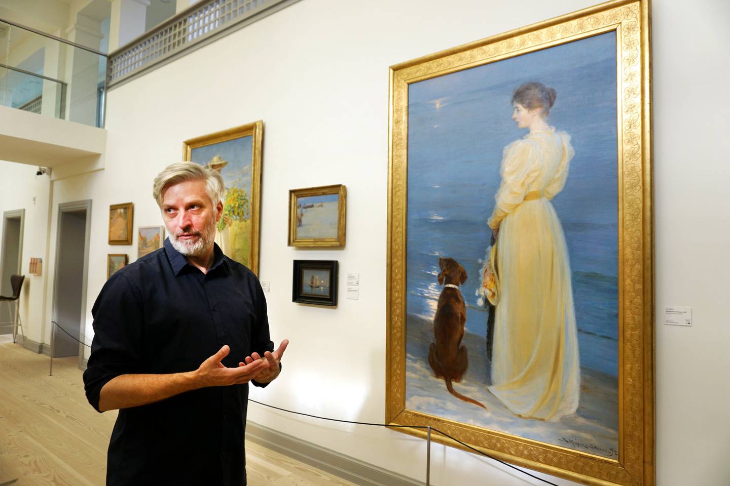 – Bildene P.S. Krøyer malte, er som datidens Se og Hør, påpeker kommunikasjonsmedarbeider Jakob Stig ved Skagens Museum. Her med det ikoniske bildet av kona Marie Krøyer, «Sommerkveld i Skagen».