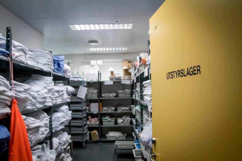 Stavanger kommune har kjøpt inn ekstra hansker, smittefrakker og desinfiserende middel. Her fra lageret på legevakten.