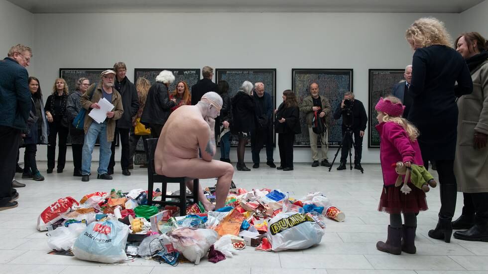 Under åpningen torsdag kveld satt 80 år gamle Willibald Storn to timer på en stol i en søppelhaug. Naken og med bind for øynene. Performancen bar navnet «Ingen tid å miste».