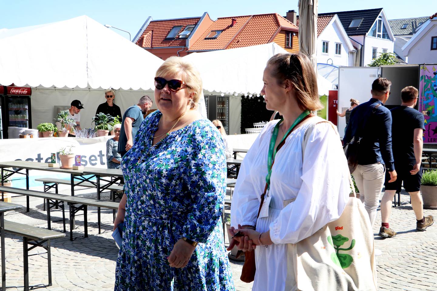 Statsminister Erna Solberg åpnet Gladmatfestivalen onsdag. Her sammen med daglig leder i Gladmat, Maren Skjelde.