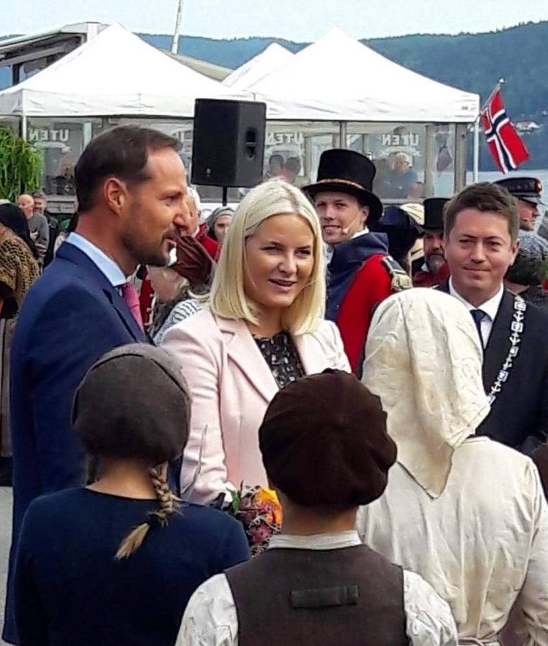 Det var et opplagt og smilende kronprinspar som besøkte Svelvik noen timer tirsdag formiddag.  Her slår de av en prat med noen av de yngste skuespillerne fra spelet «Den Gode Hensigt», og de kongelige var imponert.