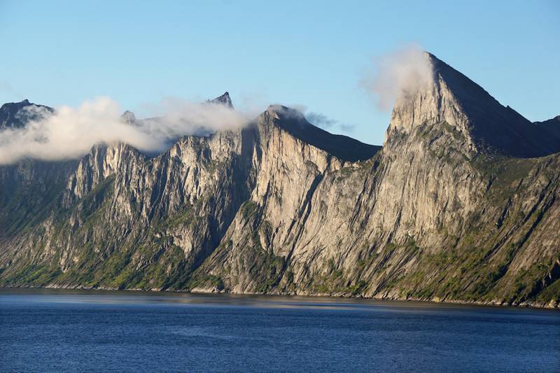 Segla er et av de mest ikoniske fjellene på Senja, som stikker opp som et seil fra Mefjorden.
