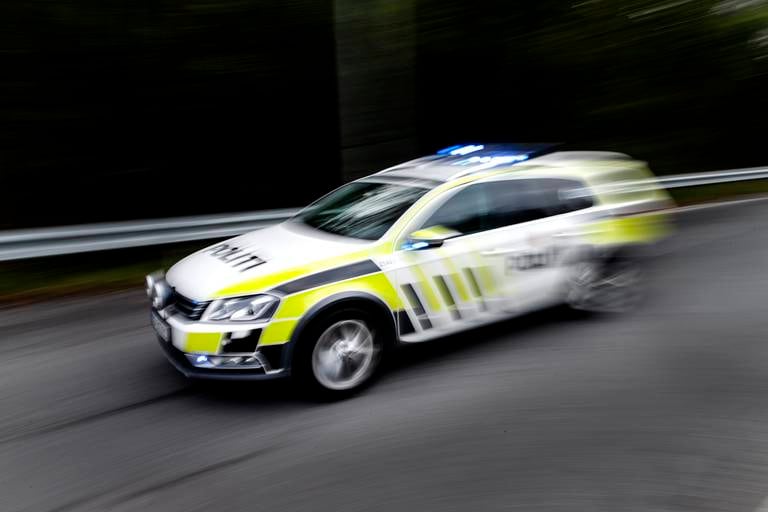 En 16 år gammel gutt ble søndag stoppet av en UP-patrulje på Vevelstad i Follo. Han kjørte i 100 kilometer i timen i 50-sone med bilen full av tenåringer.
 Foto: Gorm Kallestad / NTB