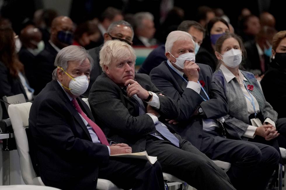 Boris Johnson skapte debatt da han ble fotografert uten ansiktsmaske, mellom FNs generalsekretær Antonio Guterres, og programleder og klimaforkjemper David Attenborough.