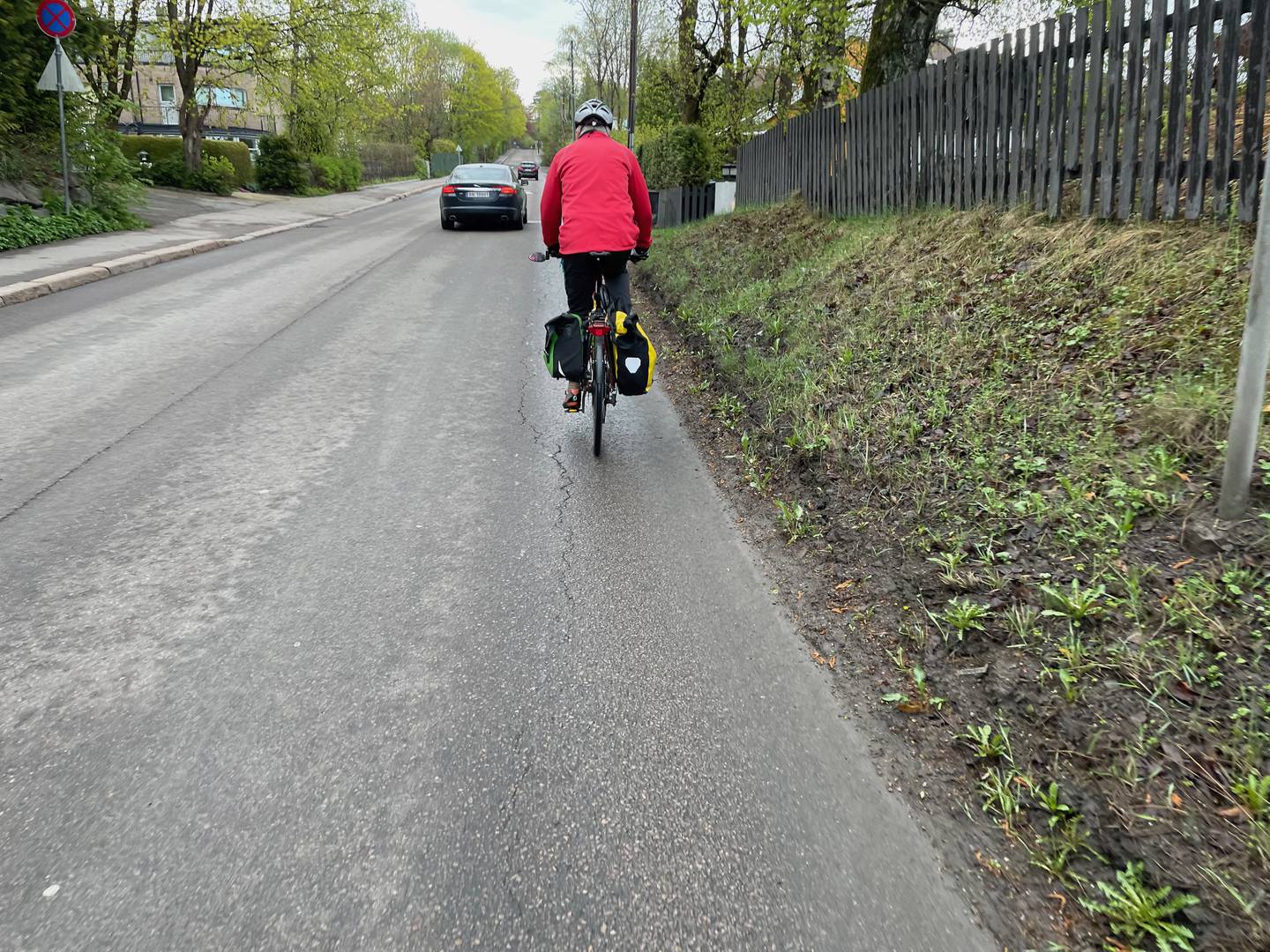 Trond Berget sykler, og journalisten følger på bakhjulet hans. Hele veien fra Bogstad i vest til Brynseng i øst.