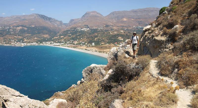 Gå langs en av de fine kyststiene på Kreta. Etterpå venter en svalende dukkert på stranden. FOTO: ISTOCK/ALTER