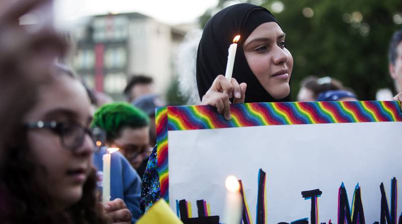Mens Donald Trump allerede har gått til angrep mot radikal islam etter angrepene mot en homseklubb    i Orlando, vil Hillary Clinton argumentere for flere militærangrep i Syria og Irak. Her viser amerikanske muslimer i Seattle sin støtte til ofrene i Florida. 