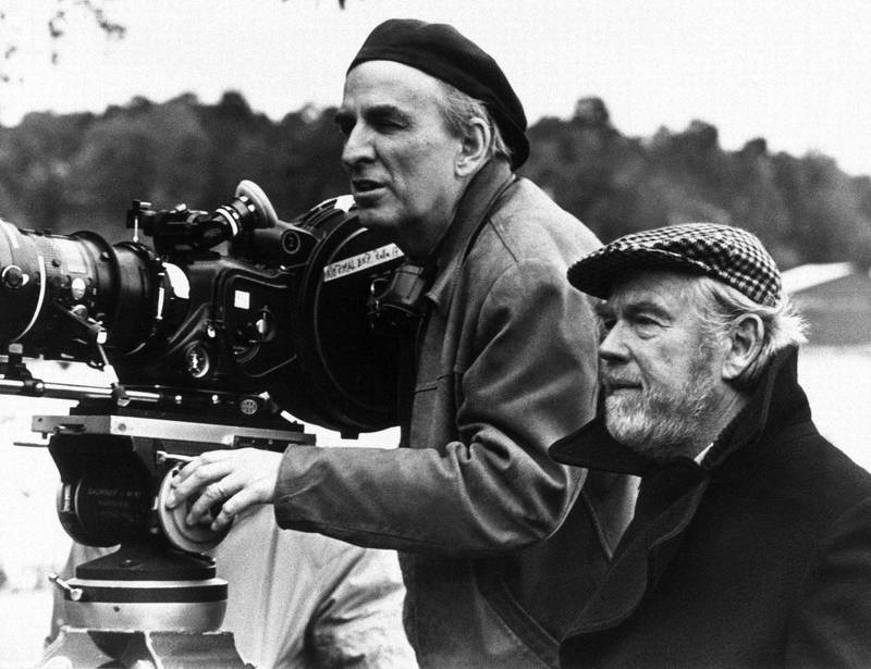 Ingmar Bergman i kjent positur ved siden av kameraet. Hans faste fotograf Sven Nykvist ved hans side.