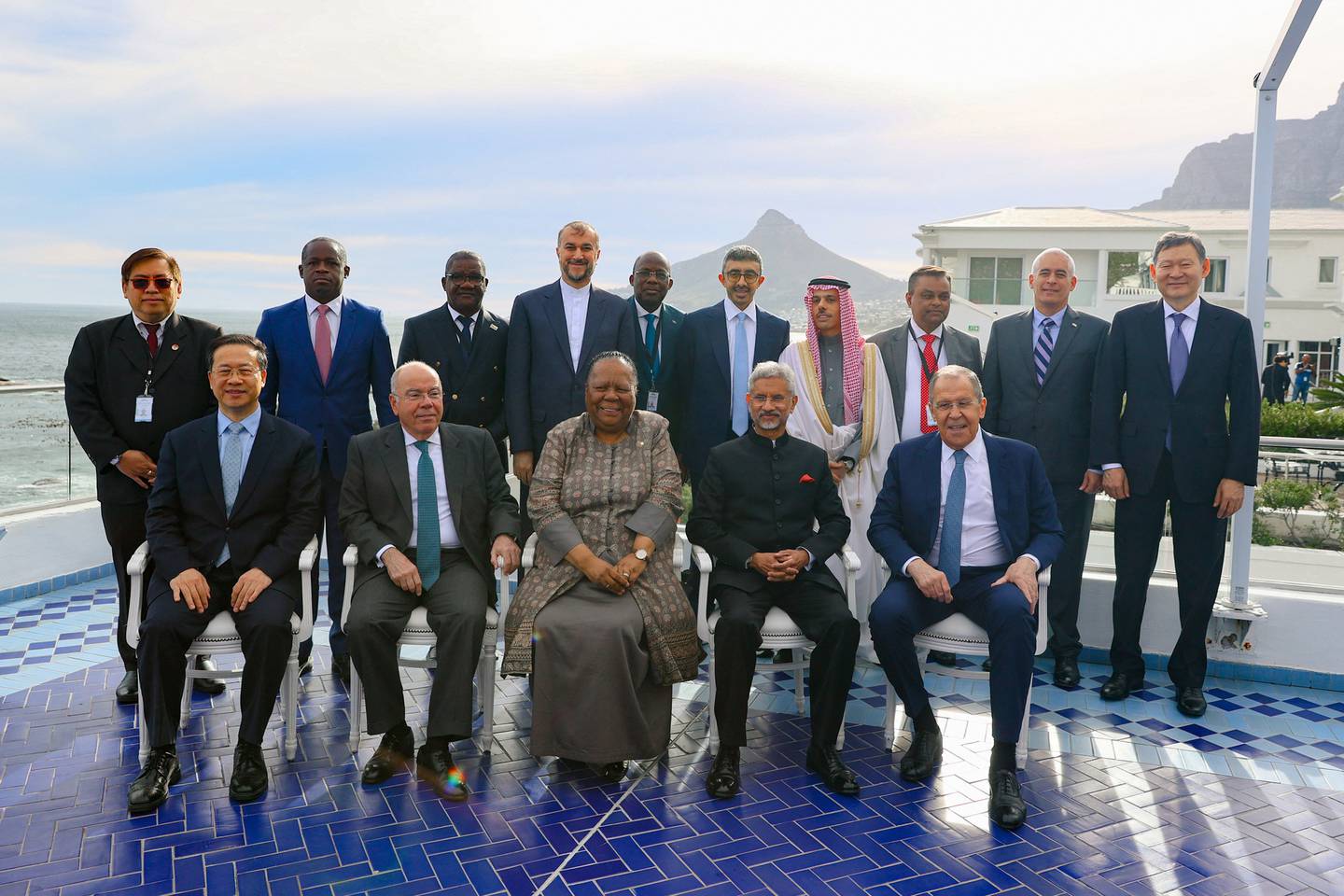 BRIKS-alliansen består av Brasil, Russland, India, Kina og Sør-Afrika. Tidligere i juni møttes landenes utenriksministere (på første rad her) i Cape Town i Sør-Afrika. I august skal det være toppmøte med landenes ledere i samme land.