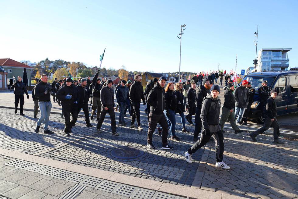 TORGMØTE: Den nordiske motstandsbevegelsen på vei til torgmøte i Fredrikstad i oktober. FOTO: ØRN BORGEN/NTB SCANPIX