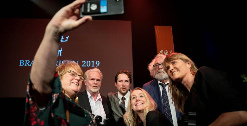 Kulturminister Trine Skei Grande tar en selfie med Brageprisvinnerne. Foto: Heiko Junge/NTB scanpix
