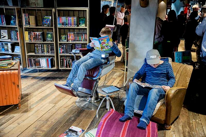 Elevene på Jordal skole fikk æren av å delta på åpningen av det unike biblioteket.
