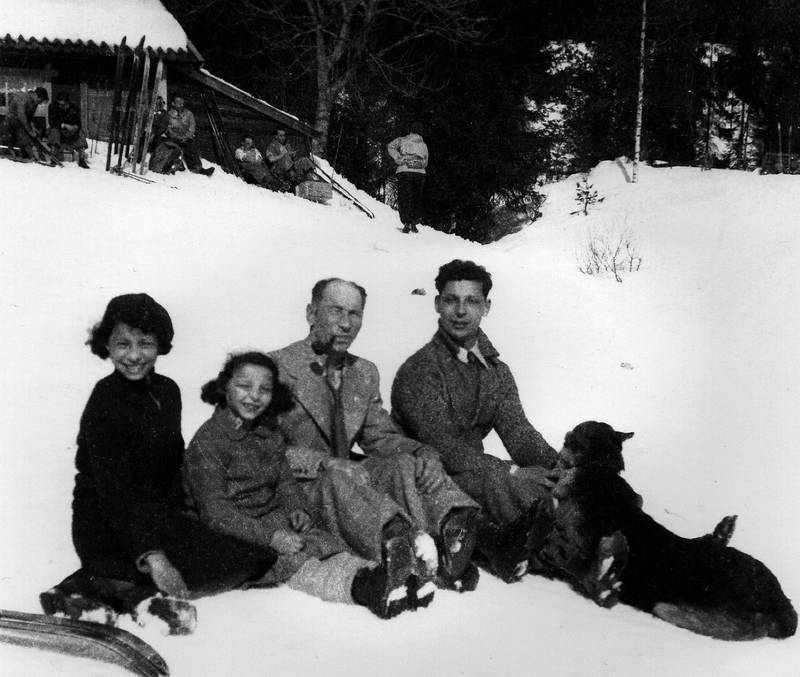 Søstrene Ester og Edel Gorwitz, sammen med far Adolf og bror Leopold i Østmarka. Foran har de familiehunden Jack. FOTO:PRIVAT