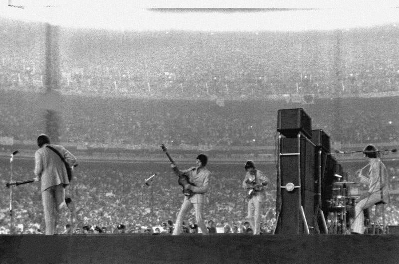 1966: The Beatles under en av sine siste konserter, på Shea Stadium i New York. Gruppa hadde større planer enn å spille for folk som bare skrek. FOTO: AP/NTB SCANPIX