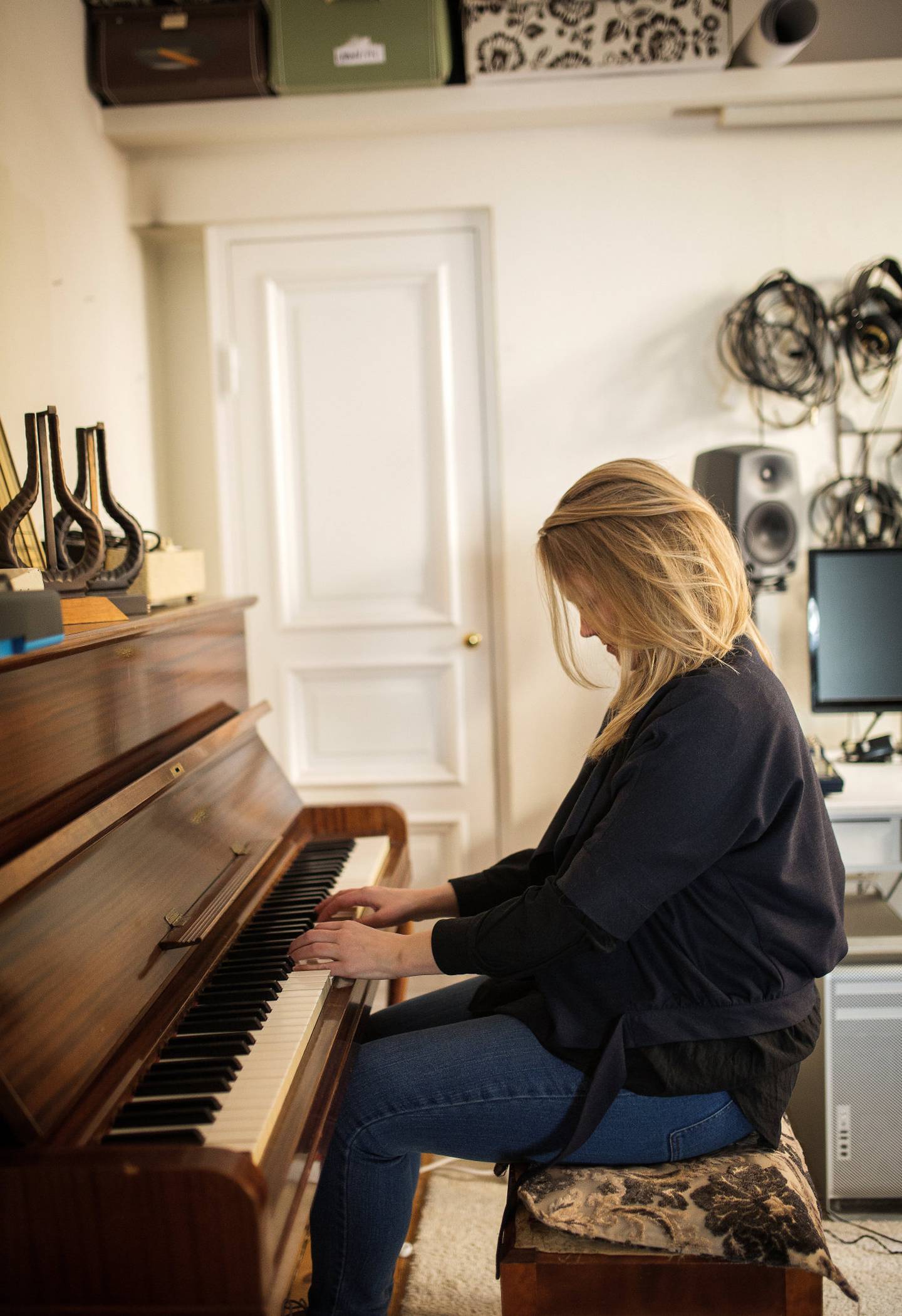 I STUDIOET: Ane Brun ved et av de to pianoene i studioet i Bellmannsgate. Her skrives de fleste av låtene hennes.