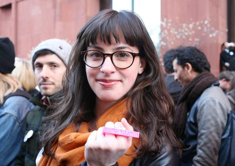 Sarah Vitti har trua på Sanders, og har printet ut en 3D-ring for å vise det. FOTO: HEIDI T. SKJESETH
