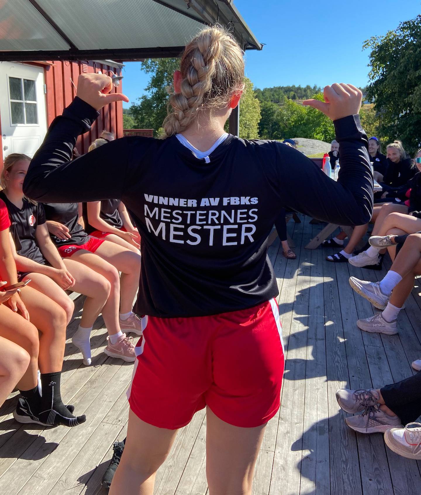 Rekruttspiller Konstanse Nilsen Stang kunne stolt posere foran lagvenninnene i genseren som beviser at hun er Mesternes mester på Solhaug.